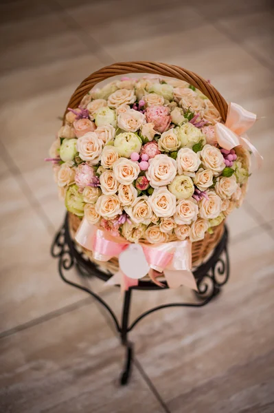 De belles roses dans le panier sur une table — Photo