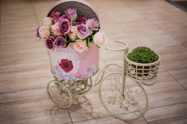 Rose flower in the basket bicycle — Stock Photo, Image