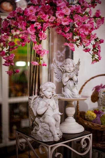 Pequenos anjos da guarda brancos com flores cor de rosa — Fotografia de Stock
