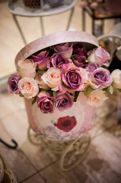 Ramo de hermosas rosas rosadas en caja —  Fotos de Stock