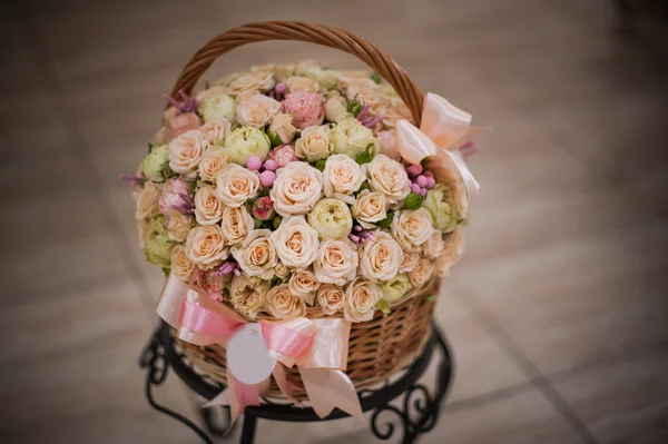 De belles roses dans le panier sur une table — Photo