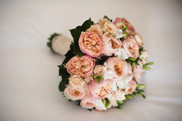 Svatební kytice na bílou hedvábnou list — Stock fotografie