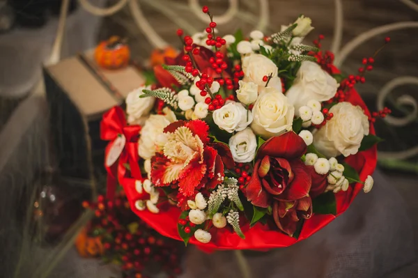 白色和红色的花束 — 图库照片
