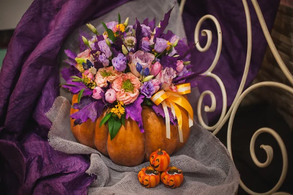 Beau bouquet d'automne dans un vase de citrouille — Photo