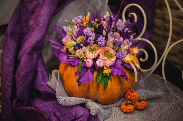 Beau bouquet d'automne dans un vase de citrouille — Photo