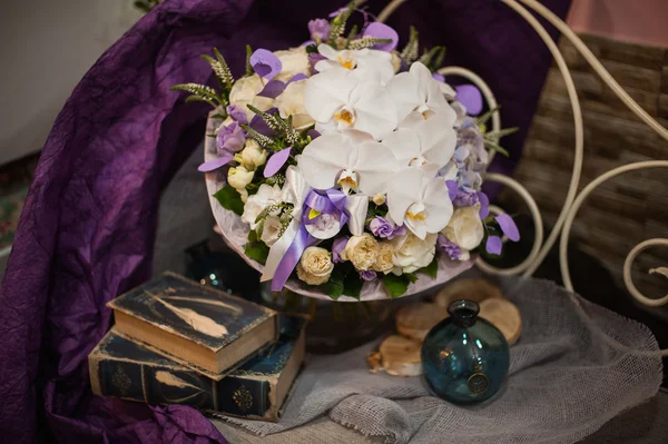 Schöner Blumenstrauß mit weißen Orchideen — Stockfoto
