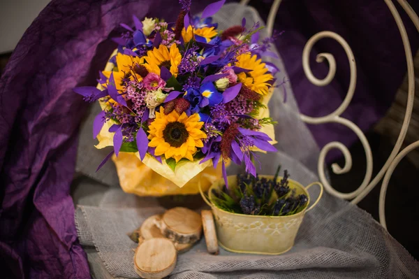 Bouquet violet et orange avec tournesols — Photo