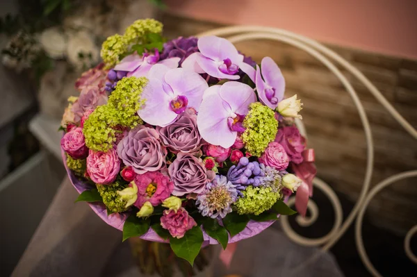 Mooi boeket van helder wit roze bloemen, op tafel — Stockfoto