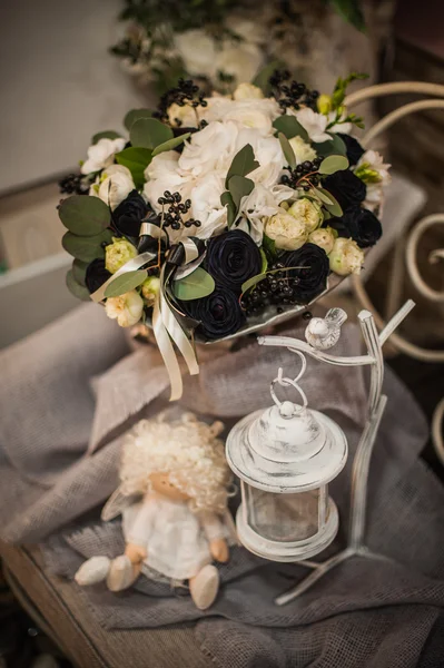 Belo buquê de rosa branca brilhante e decoração preta — Fotografia de Stock