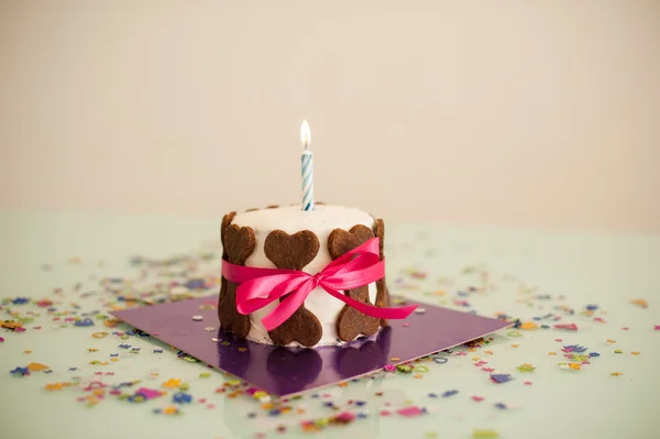 뼈 쿠키, 리본, 양 초 개 생일 케이크 — 스톡 사진