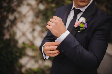 erkek takım elbise düğün gününde