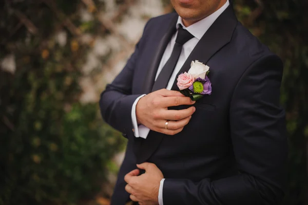 Człowiek na jego ślubu w kolorze — Zdjęcie stockowe