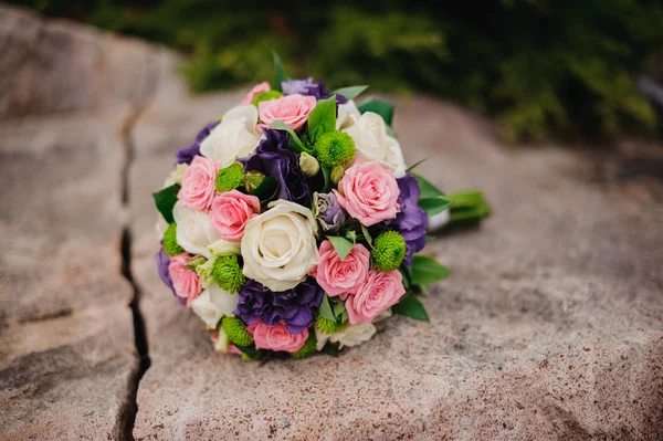 Bouquet da sposa sulla scogliera — Foto Stock