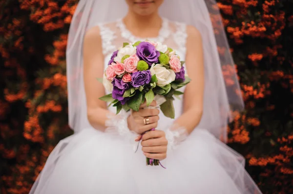 Noiva com um buquê de casamento. — Fotografia de Stock