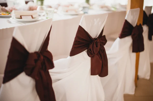 Esküvői szék barna szalag sor. — Stock Fotó