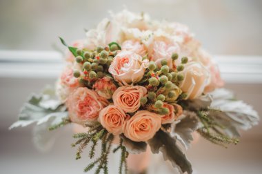 hafif pembe renk arasından düğün buketi 