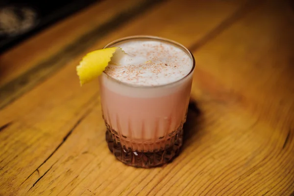 Cocktail rosa freddo da vicino — Foto Stock