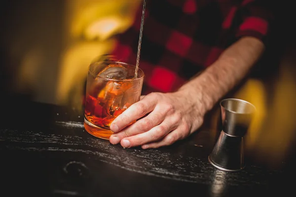 El camarero está revolviendo cócteles en el mostrador del bar — Foto de Stock