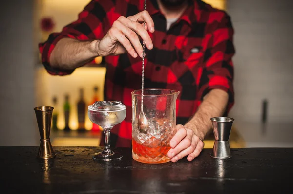 El camarero está revolviendo cócteles en el mostrador del bar — Foto de Stock