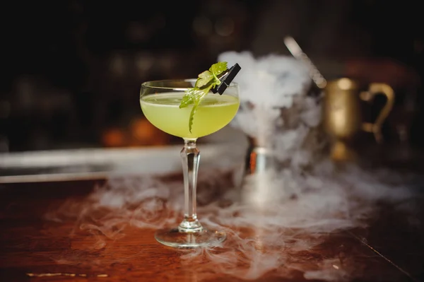 Green alcohol cocktail with lime — Stock Photo, Image