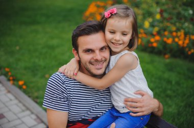 Mutlu genç Baba ve kız parkta oynarken gülümseyen