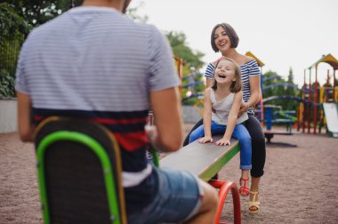 Salıncakta eğlenmek aile