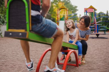 Salıncakta eğlenmek aile