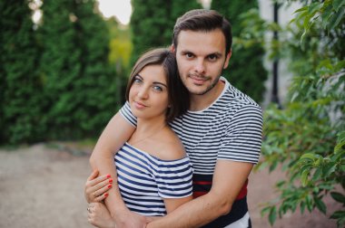 Parkta sarılma çekici çift 