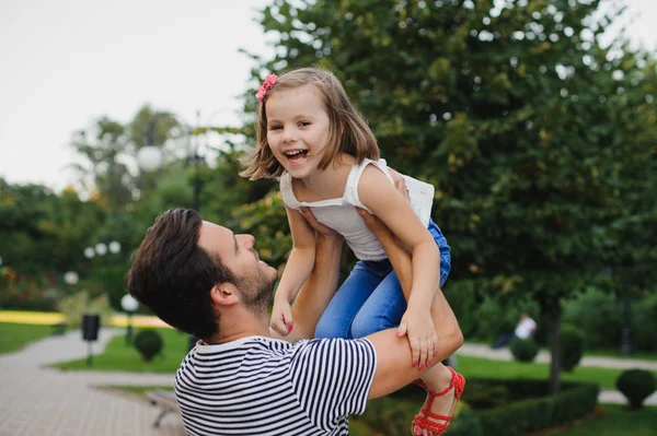 Dad playing with his daughter in park — Stock Photo, Image