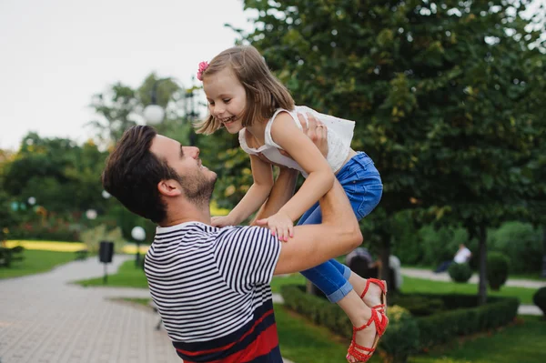 Healthy father and daughter playing together in park — Stock Photo, Image
