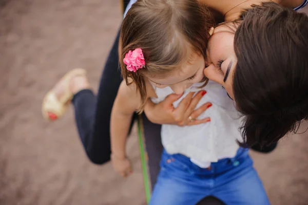 Kærlig mor kysse sin datter - Stock-foto