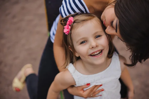 Mère aimante embrassant sa fille — Photo