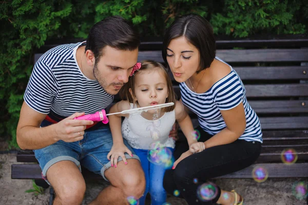 Family Playing With Bubbles In Garden — Stock Photo, Image