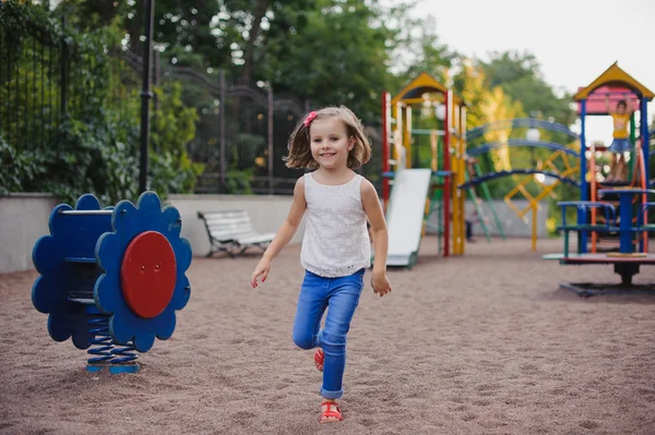 Gadis kecil yang cantik di taman bermain luar — Stok Foto