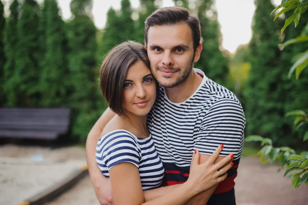 Vue latérale du couple debout sur le sentier forestier et câlin — Photo