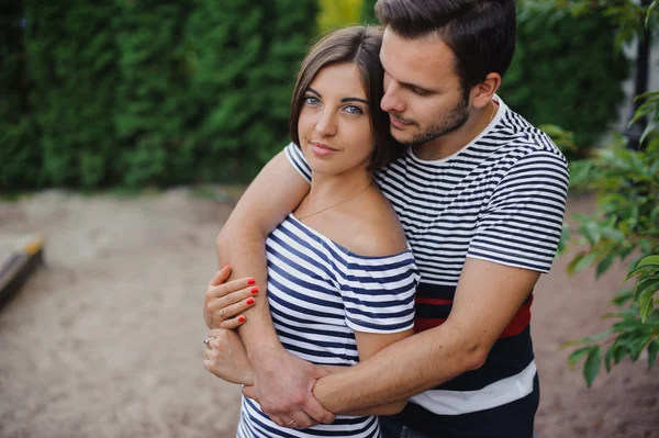 Kärlek, relation, familj och människor koncept - leende par kramas i höstparken — Stockfoto