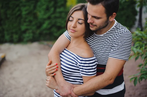 Jonge gelukkige paar verliefd buiten — Stockfoto