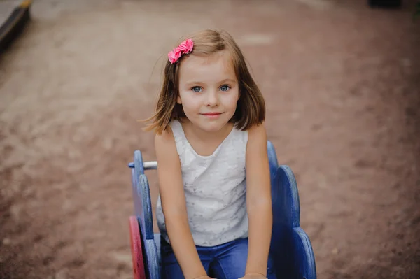 Glad liten tjej svängande — Stockfoto