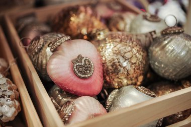 Yeni yıl ve Noel ağacı oyuncak kutusunda 