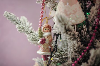 Noel ağacına asılı güzel renkli süslemeleri 