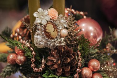 Noel dekorasyon mum, çam dalları ve çam kozalakları.