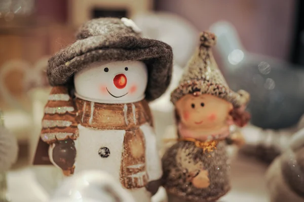 スカーフと帽子と雪だるま. — ストック写真