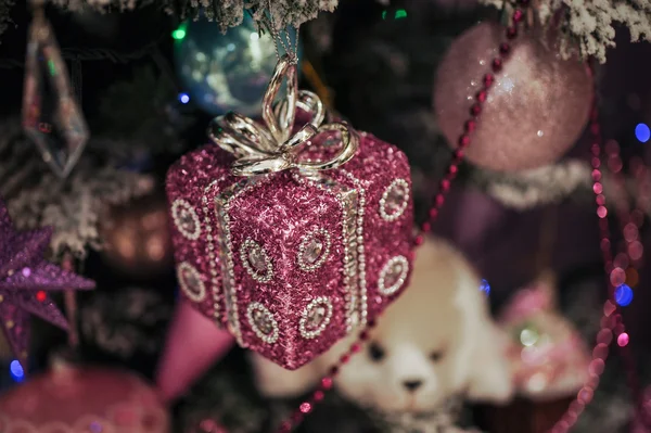 Noel ağacına asılı güzel renkli süslemeleri — Stok fotoğraf