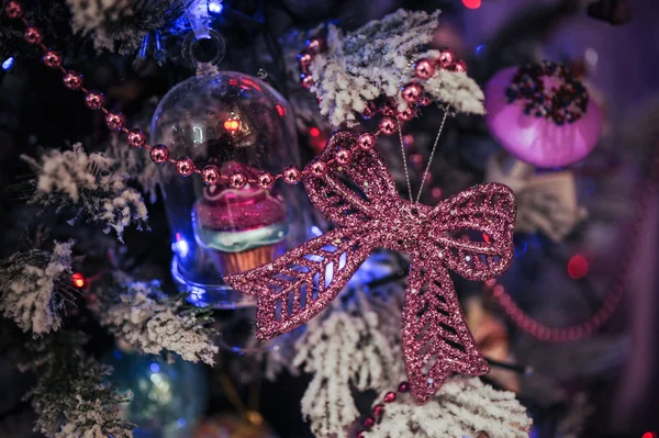 Pembe Bow Noel ağacı oyuncak — Stok fotoğraf