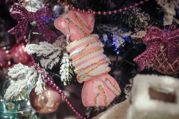 Hermosas decoraciones de color colgando en el árbol de Navidad — Foto de Stock