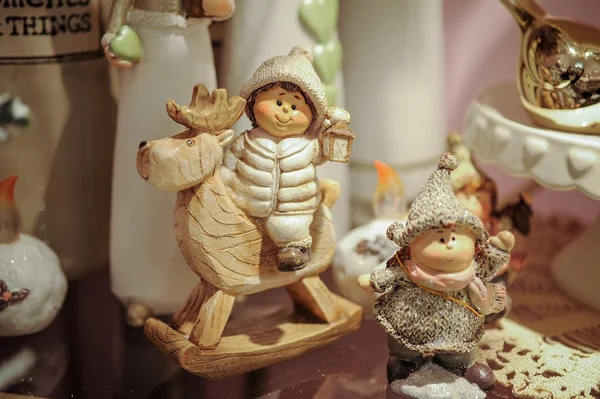 Karácsonyi termékek, fából készült polcon: szobra, a szobrok, a számok — Stock Fotó