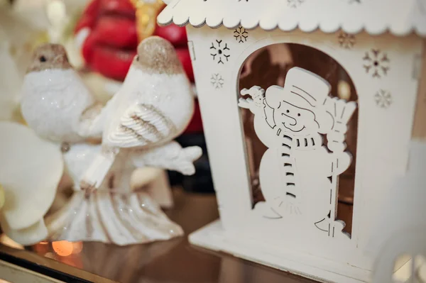 Figuras de Navidad de madera muñecos de nieve en el estante —  Fotos de Stock