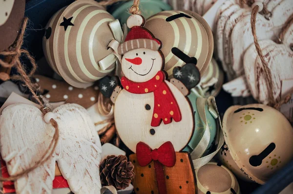 木製のクリスマス ツリーの置物雪だるま — ストック写真