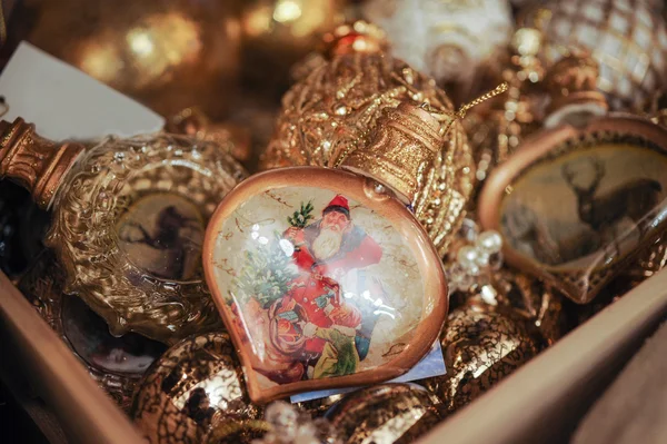 Boîte remplie décorations de Noël en or et boule avec st nicolas image — Photo