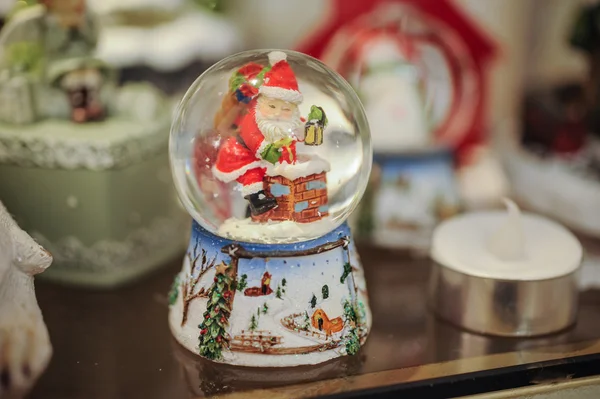 Рождественский снежный шар с Сантой внутри — стоковое фото